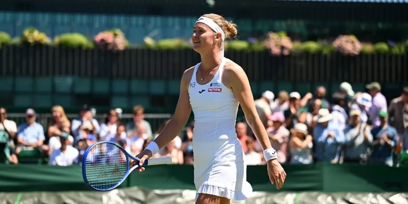 Marie Bouzkova - Elise Mertens